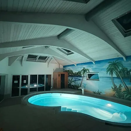 Large Wellness With Fireplace, Pool, Sauna & Billiards