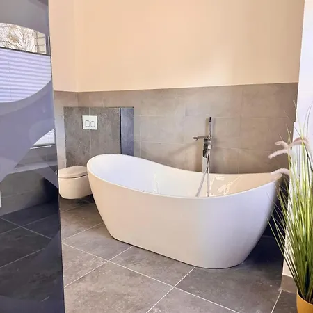 Large Wellness With Fireplace, Pool, Sauna & Billiards *