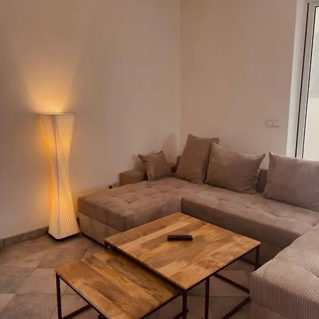 Large Wellness With Fireplace, Pool, Sauna & Billiards *